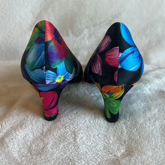 NWOT, 9 wide, Angel Flex Black Floral Closed , Round Toe Pumps Shoes. - Picture 5 of 14